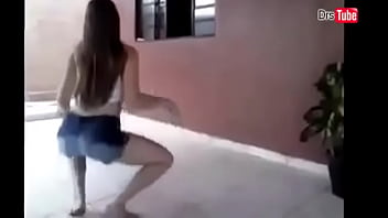 novinha de short curto mostrando a poupa da bunda