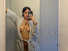 Mariana Voulàire fazendo um striptease animado com um brinquedo erótico, soltando gemidos de prazer