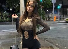 A novinha foi para um evento usando uma blusa transparente que deixava seus peitão à mostra