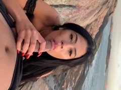 Alicya Ribeiro foi flagrada se divertindo na praia em um cenário ao ar livre, após dar uma ajudinha carinhosa para o amigo