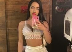 Bruna Iork fazendo um strip sexy mostrando seu bundão e bucetinha em posição de quatro