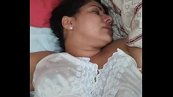 Mulher com mulher enfiando a mao tuda na buceta