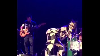 Anitta dançando funk e dando o cuzinho largo