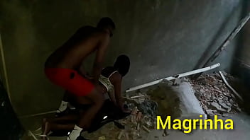 Negão pega a magrinha