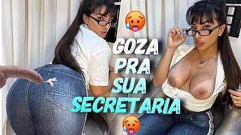 Secretaria loira mandando nudes para o patrão