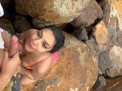 Mandy Lia mamando e transando com colega em um cenário de praia