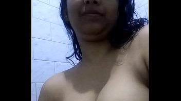 Mulher de camisa azul tirando a roupa filme