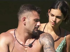 Alane do BBB24 foi pega se divertindo sozinha com Nizam de madrugadinha