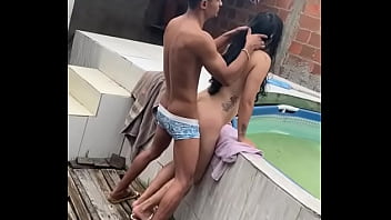 Novinho Flagra Padrasto Na Punheta De pau duro no short de jogar bola