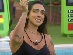 Giovanna Lima do BBB24 tomando banho e se cuidando