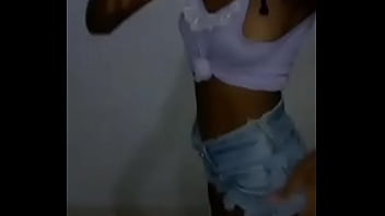 Negra magra mostrando