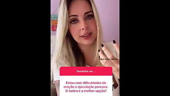 Novinha peituda tatuada no braco