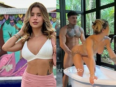 Larissa Sumpani dando uma trepada na banheira com um novinho safadinho