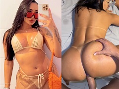 Edna Samara em uma posição sexy com sua bucetinha lisinha e deliciosa