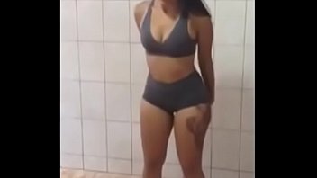 Morena de shortinho de laro