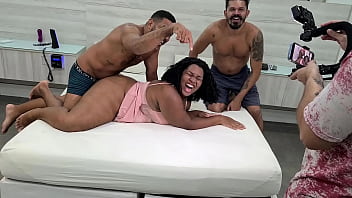 Mulata negra dando cu