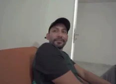 Esposa gostosa grava vídeo amador traindo marido com rapaz magro