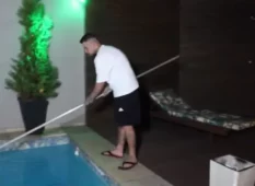 Casada é pega transando com o funcionário responsável pela limpeza da piscina