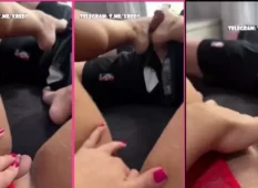 Mari Reis dançando de forma sensual no poste