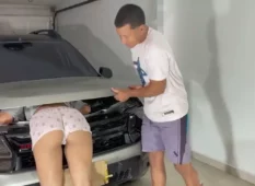 Garota com peitões fudendo gostoso em cima do capô do carro