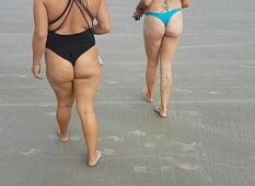 Mulheres gozando na praia