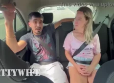 Patty Hotwife transando com o camarada do marido dentro do carro