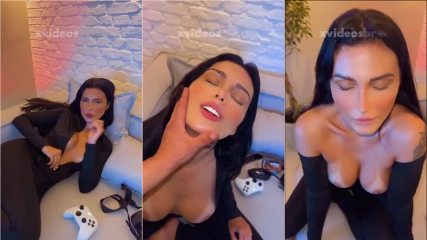 Fernanda Campos relaxando no sofá e se divertindo